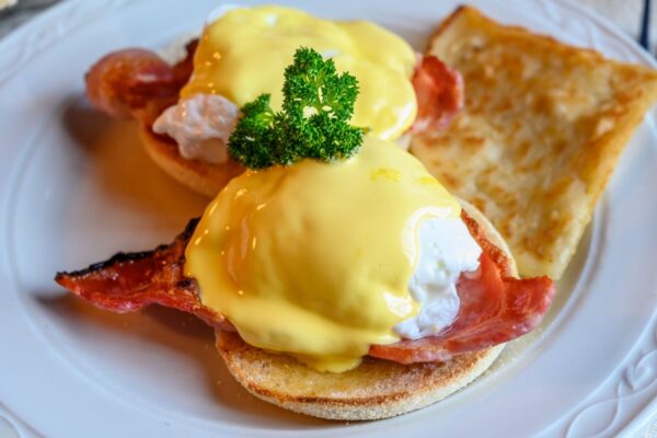 Ovos Benedict: uma receita clássica com um toque de originalidade